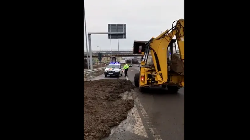 VIDEO Șoferul unei basculante a blocat autostrada A4 după ce a împrăștiat bălegar pe șosea 