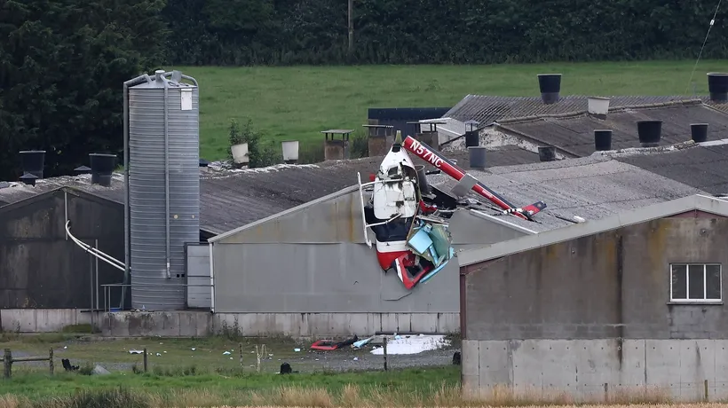 Două persoane au murit, după ce elicopterul în care se aflau s-a PRĂBUȘIT peste o fermă din Irlanda