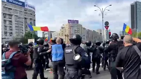 Au început tensiunile în Piața Victoriei. Jandarmii au dat cu gaze lacrimogene. Se strigă: „Căline, Căline, țara e cu tine”