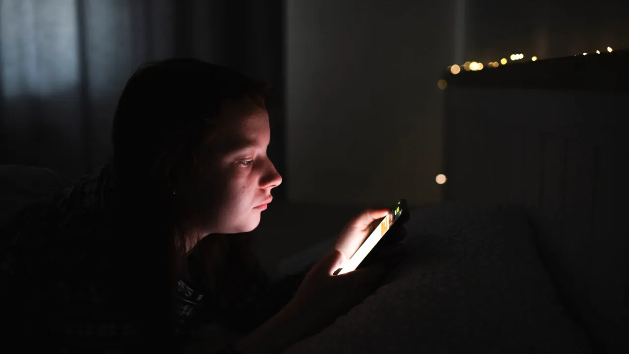 Cum sunt afectați adolescenții de „doomscrolling”. Efectele utilizării smartphone-ului înaintea somnului de noapte