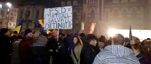 Patru mii de oameni protestează la Craiova: Dacă nu retrageți OUG vine și mami și ea e pisăloagă! 