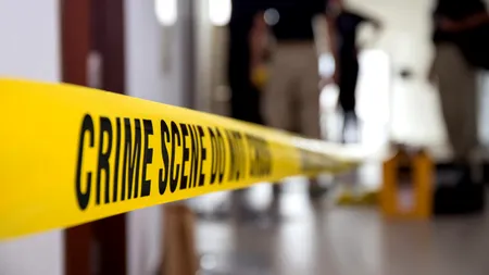 Un bărbat a fost ucis cu lovituri de cuţit în propria curte. Criminalul a fost găsit ascultând muzică la maxim în curtea mortului