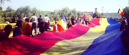 Un steag tricolor de 300 de metri a unit România cu R. Moldova la podul peste Prut de la Sculeni