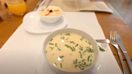 O porție la doi, noua „modă” la restaurant, în austeritate: „Mănânc ce a rămas de la soție”