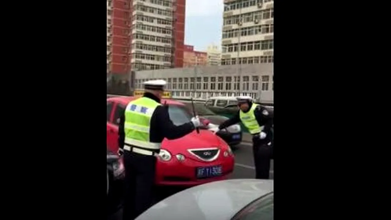Imagini incredibile pe o stradă din Beijing. Cum a reacționat un șofer când polițiștii l-au oprit să-i ceară actele