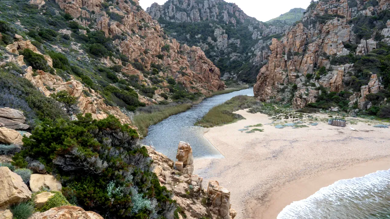 Trei locuri de muncă, disponibile pe o insulă cu doar trei locuitori. Oferta include un salariu atractiv și cazare gratuită