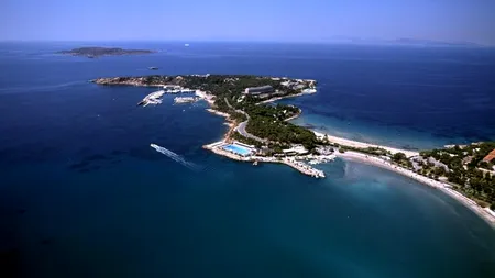 Grecia scoate la vânzare stațiunea unde s-au cazat Onassis, Sinatra sau Tony Blair