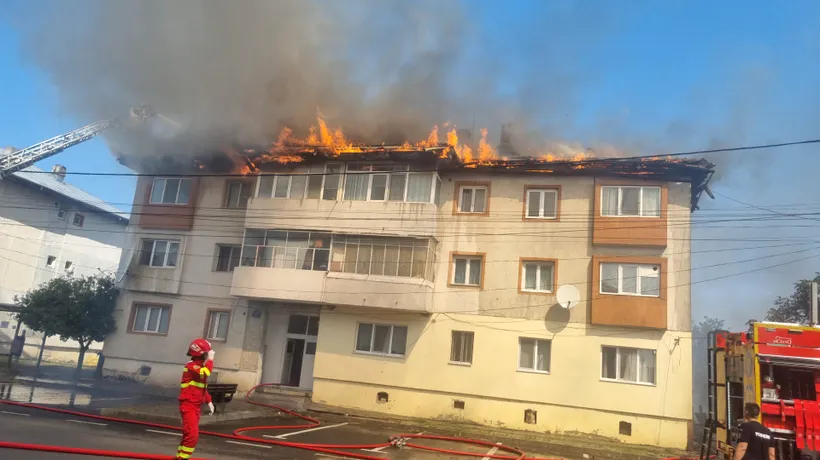 ACUZAȚII grave la adresa pompierilor care au intervenit la incendiul de pe acoperișul unui bloc din Huși: „Nu aveau scară cu care să se urce”