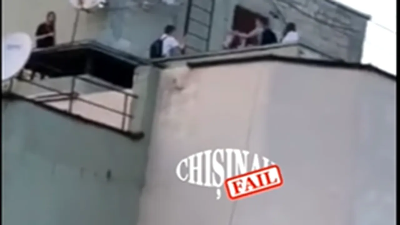 DISTRACȚIE LA LIMITĂ. Un grup de minori, filmați cum dansează hora pe acoperișul unui bloc cu 16 etaje
