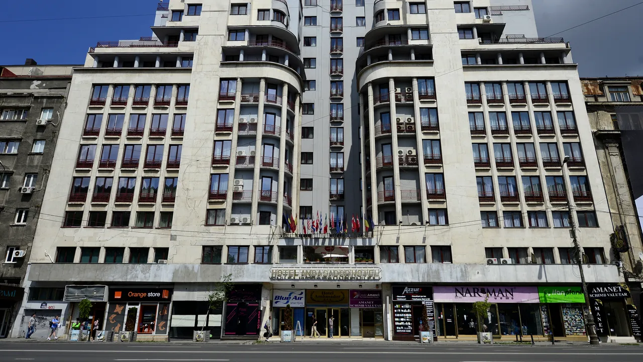 Proprietarii hotelului Ambasador dau în judecată Primăria pentru că montează borduri prea înalte pe Bulevardul Magheru