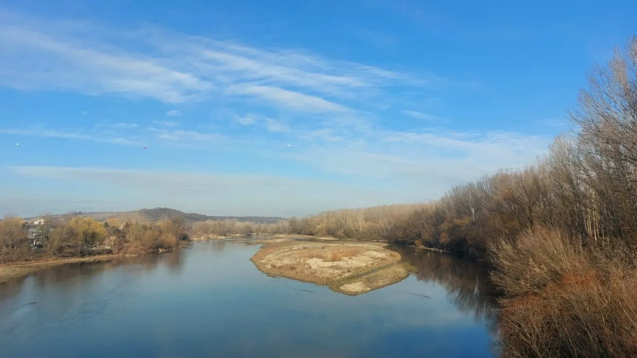 Râul Jiu a secat neașteptat de mult. În locul apei au rămas porțiuni întregi de nisip