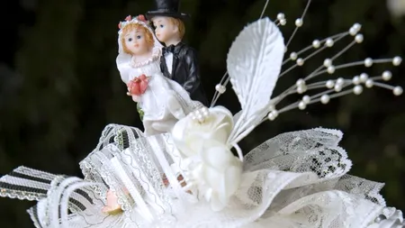 Invitație neobișnuită la nuntă. Bannere uriașe montate într-un cartier din Târgu-Jiu FOTO
