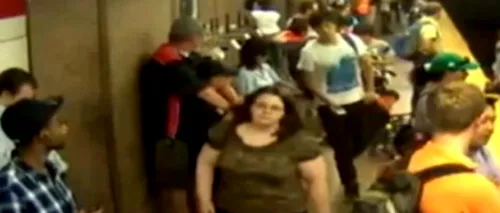 O femeie și copilul său, la un pas să fie spulberați de metrou. VIDEO