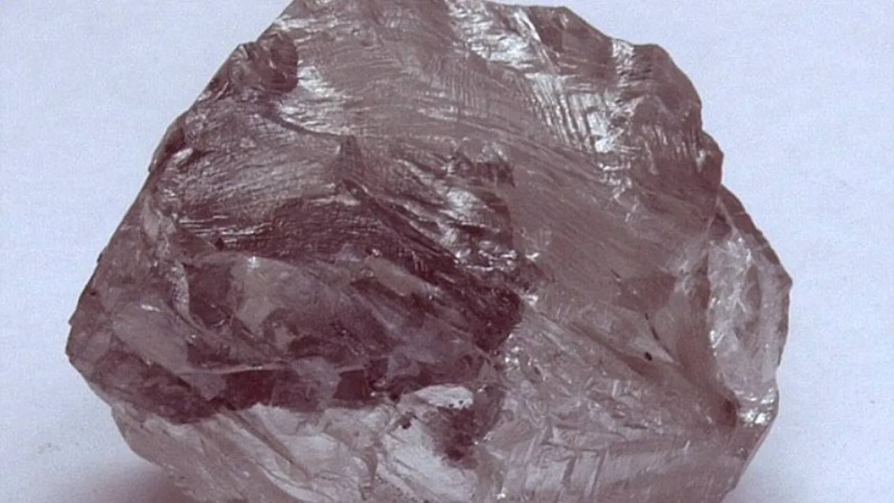 FOTO. Un diamant-gigant a fost descoperit în Rusia