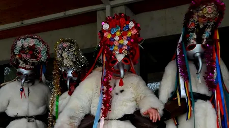 Tradiții de Crăciun | Coarne de berbec, măști înfiorătoare și tălăngi pentru alungarea spiritelor rele - FOTO / VIDEO 