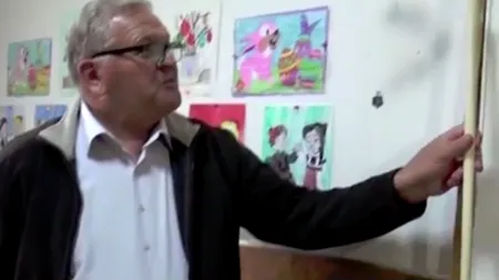 Un învățător revenit de la pensie, dat afară după ce a bătut o elevă în clasă. Mama fetiței din Bistrița a făcut și plângere penală