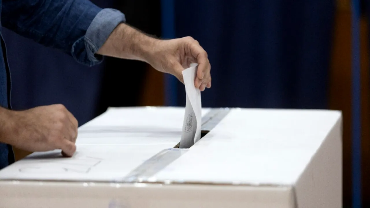 Fraudă electorală în Sectorul 1? Ar fi fost găsite mai multe BULETINE de vot gata ștampilate / Poliția face anchetă