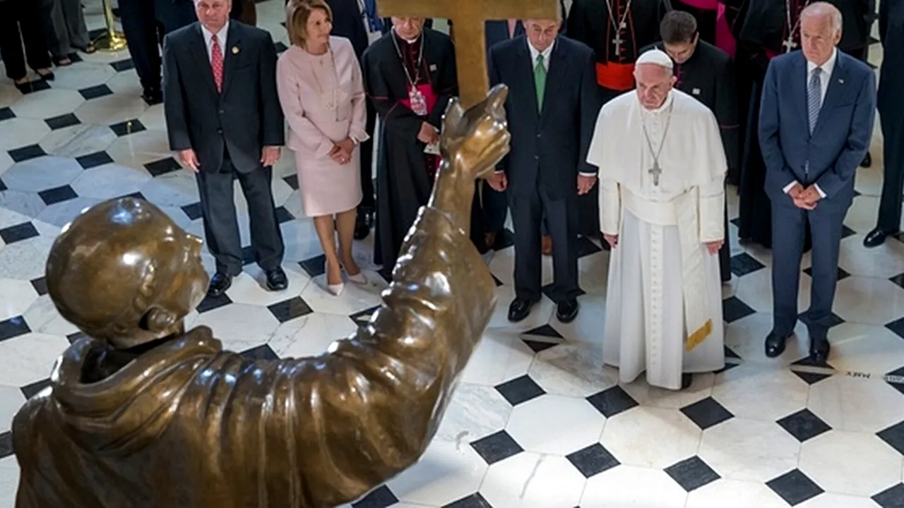 Statuia unui misionar canonizat de curând de Papa Francisc, vandalizată