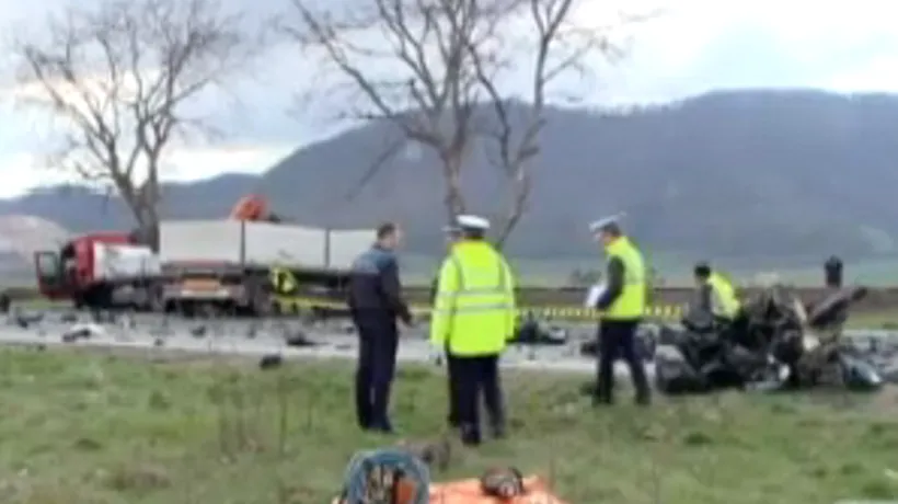 Accident groaznic la Brașov: o limuzină a fost pulverizată după ce șoferul a pierdut controlul și a intrat cu ea sub un TIR
