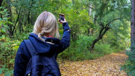 Tânără de 33 de ani, SALVATĂ de un selfie. Femeia suferea de o tumoare cerebrală, dar nu știa / Cum și-a dat seama