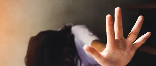O femeie care suspecta că iubitul ei o înșală a descoperit că acesta se filma în timp ce o viola în somn