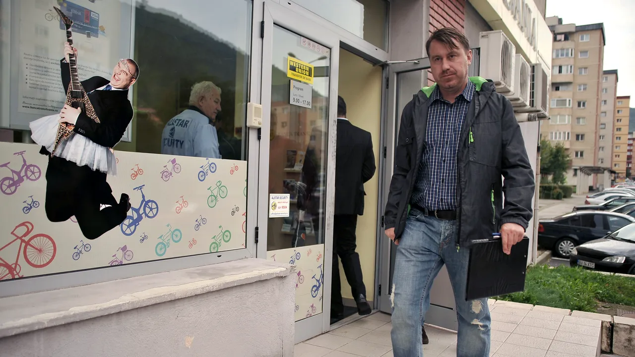 O bancă a fost jefuită de 300.000 de lei în doar 37 de secunde. Un an mai târziu, s-a trecut la arestări