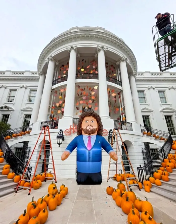 Imagine FAKE, creată cu AI, cu J.D. Vance ca păpușă gonflabilă în fața Casei Albe foto: X