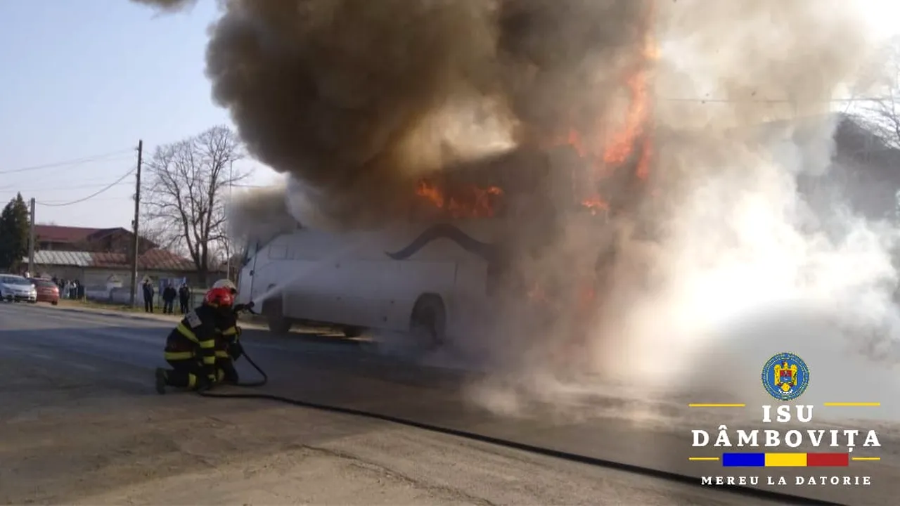 Un autobuz cu pasageri a luat foc pe DN7. Nu au fost raportate victime