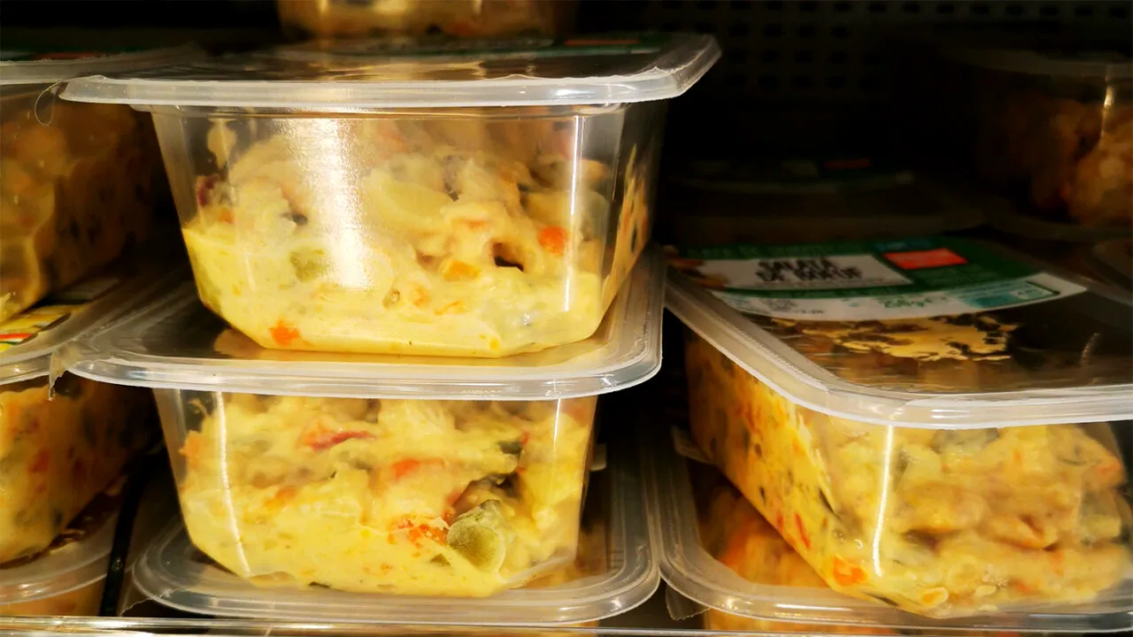 Cu cât se vinde SALATA BOEUF în magazinele Mega Image din România. Este nelipsită de pe masa de Revelion