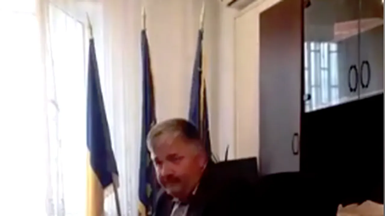 Bătaie și înjurături în timpul unei ședințe. Un consilier local din Gorj a fost LOVIT cu capul în față de șoferul primarului
