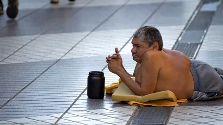 Patru cerșetori ROMÂNI au bătut un călugăr din Austria pentru că le-a făcut observație: „Am fost atacat, împins și LOVIT în cap