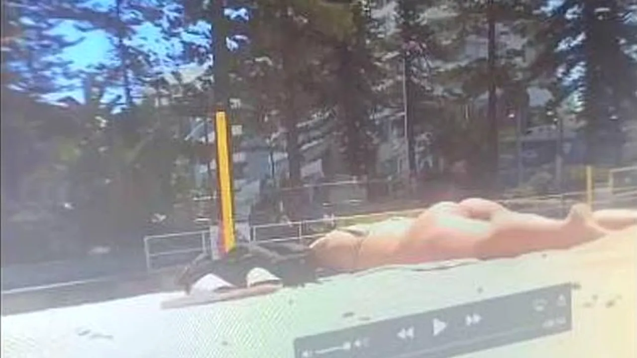 O femeie se relaxa pe plajă, când ceva i-a atras atenția, în nisip, lângă ea. A avut un șoc când a și-a dat seama ce este | VIDEO