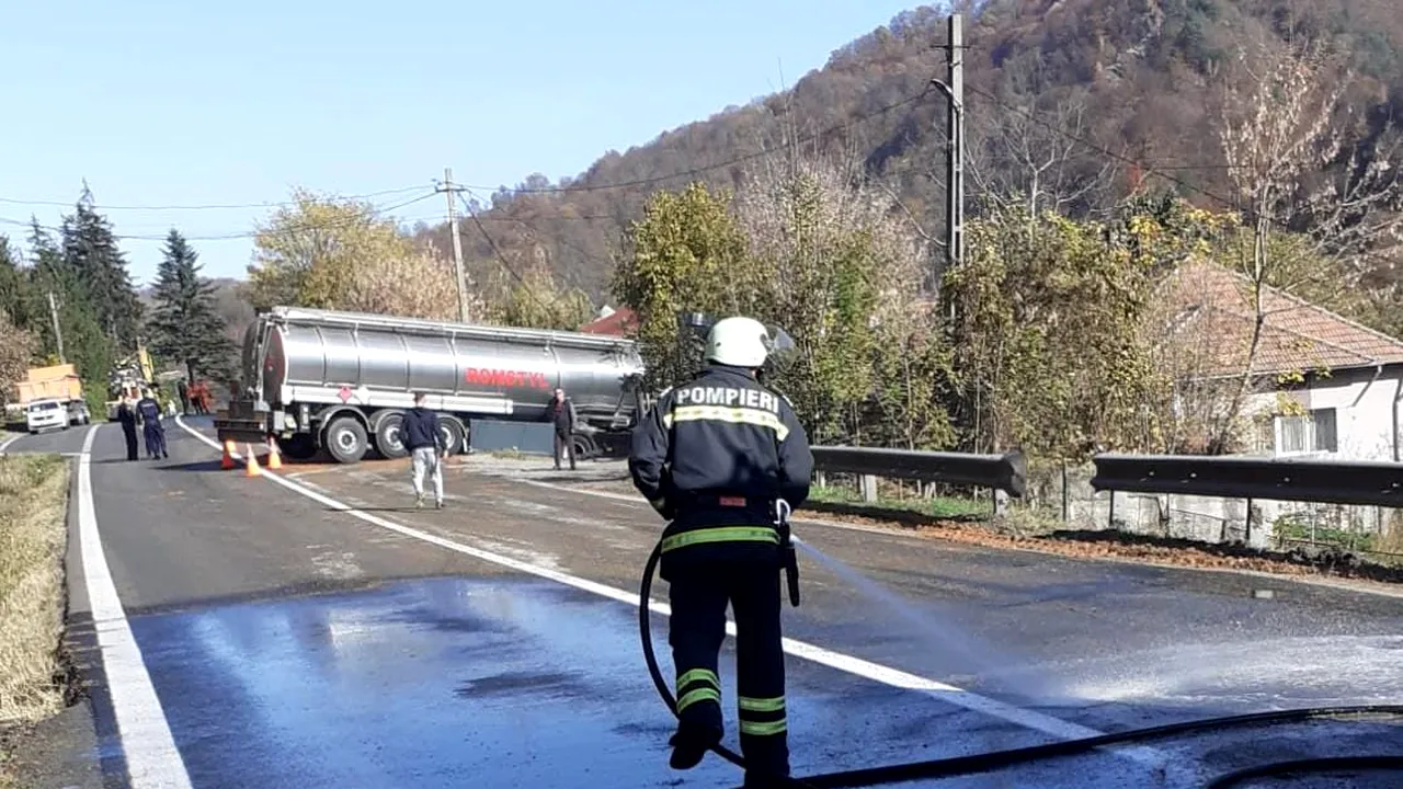 FOTO | O cisternă a derapat pe Valea Oltului din cauza borhotului scurs pe carosabil. Pompierii au fost chemați să curețe șoseaua