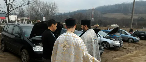 Un preot din Motru a organizat o slujbă de sfințire a mașinilor. Anunțul, postat pe Facebook