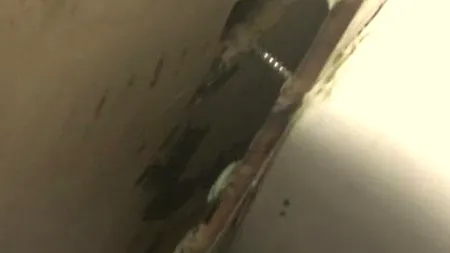 Condiții de Evul Mediu pentru elevii unei școli din Capitală: Tencuiala cade de pe pereți, prin geamuri bate vântul și toaletele sunt defecte - VIDEO