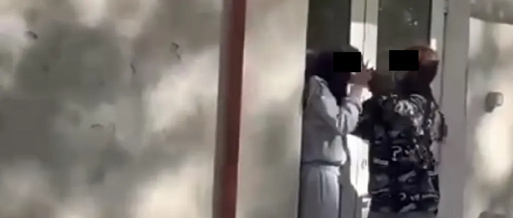 VIDEO | Violențe fără margini în fața Liceului Ita Wegman din Capitală. O elevă a fost lovită cu pumnii și picioarele de o altă tânără, dintr-un motiv absurd