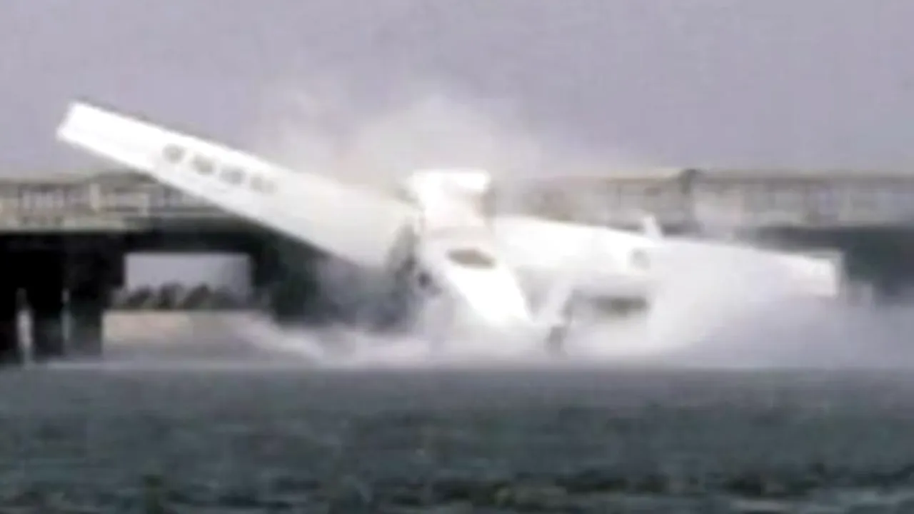 Momentul în care un hidroavion se prăbușește peste un pod din China. 5 persoane au murit