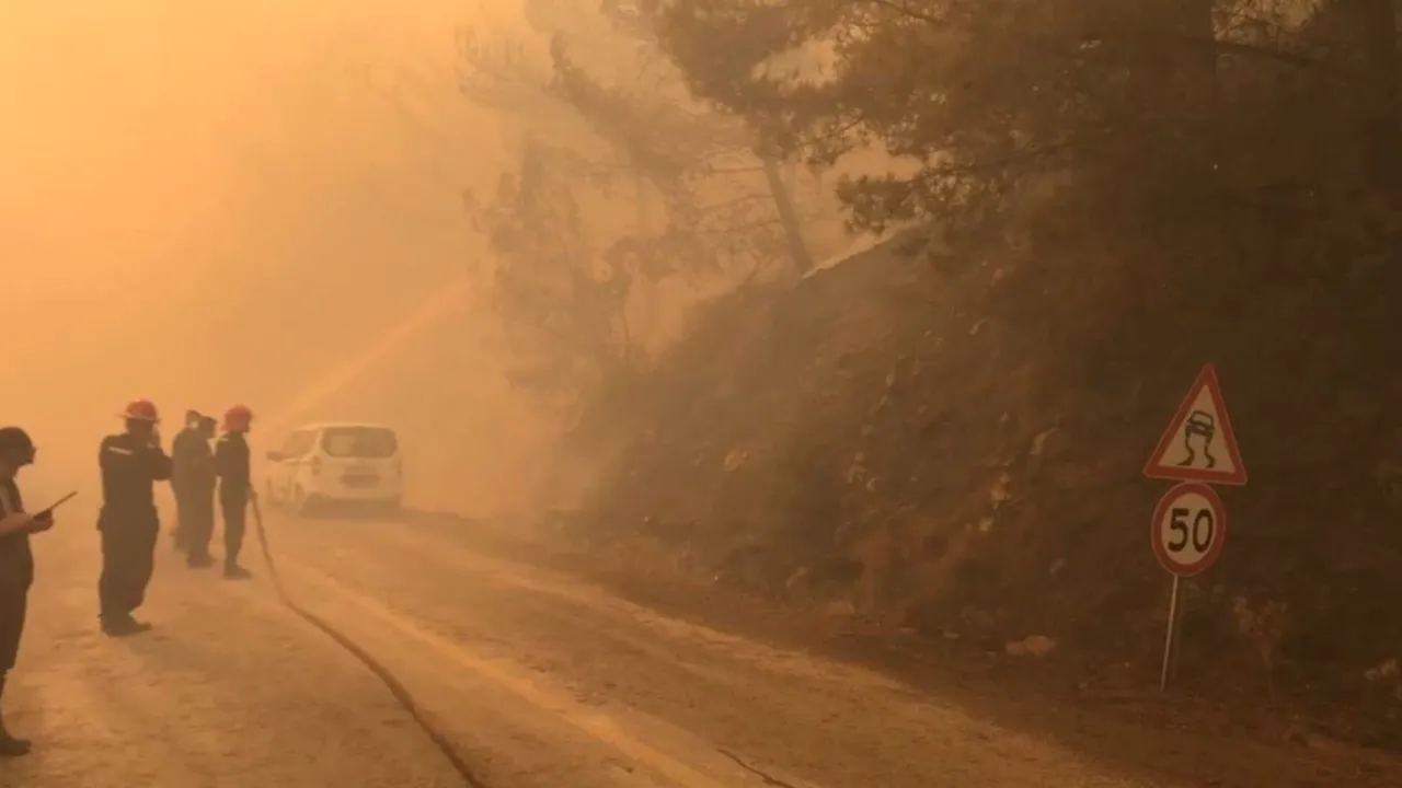 Un puternic incendiu forestier a izbucnit în apropierea unui oraş turistic din sud-vestul Turciei. Flăcările sunt accentuate de vântul puternic