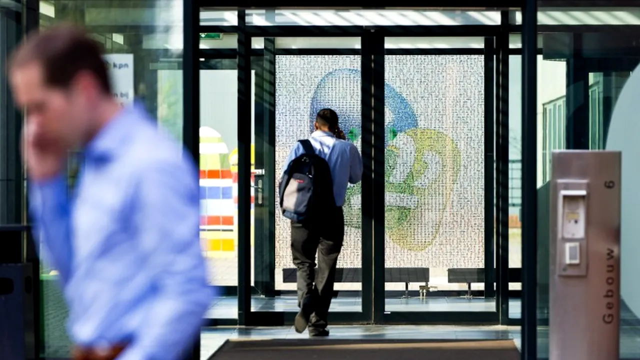 Al doilea cel mai bogat om din lume vrea să plătească 7,2 miliarde de euro pentru o companie telecom 