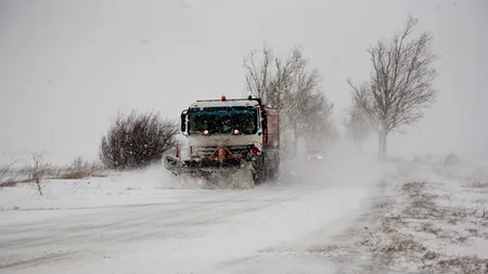 Mai multe persoane rămase înzăpezite pe drumuri județene din Brăila, salvate dintre nămeți
