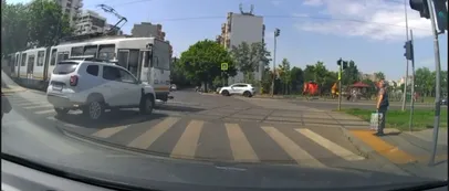 <span style='background-color: #2c4082; color: #fff; ' class='highlight text-uppercase'>VIDEO</span> Gestul uluitor făcut de un vatman din București, doar ca să-i scoată din sărite pe șoferi. Cum a mers cu tramvaiul în intersecție