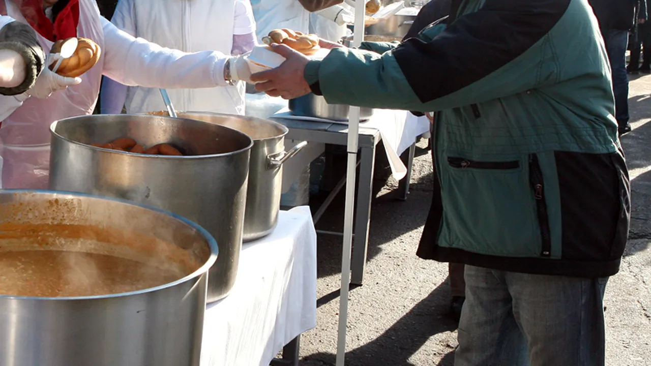 1 DECEMBRIE la Ploiești. Sute oameni s-au așezat direct la coadă la fasole cu cârnați, în loc să asiste la discursuri, depuneri de coroane și parada militară