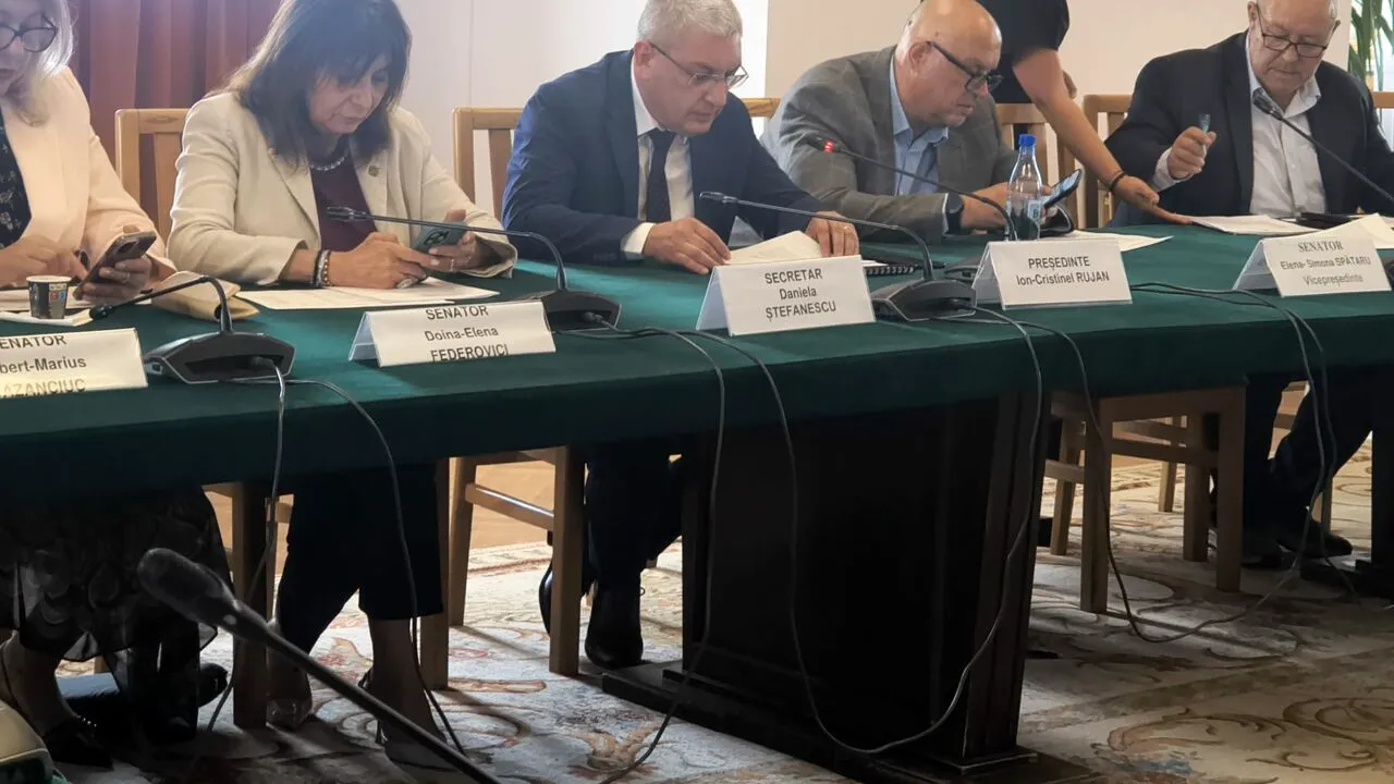 Proiectul de lege care ar reduce numărul parlamentarilor la 300, iniţiat de senatorul Corneliu Negru (AUR), a fost respins de Comisia Juridică