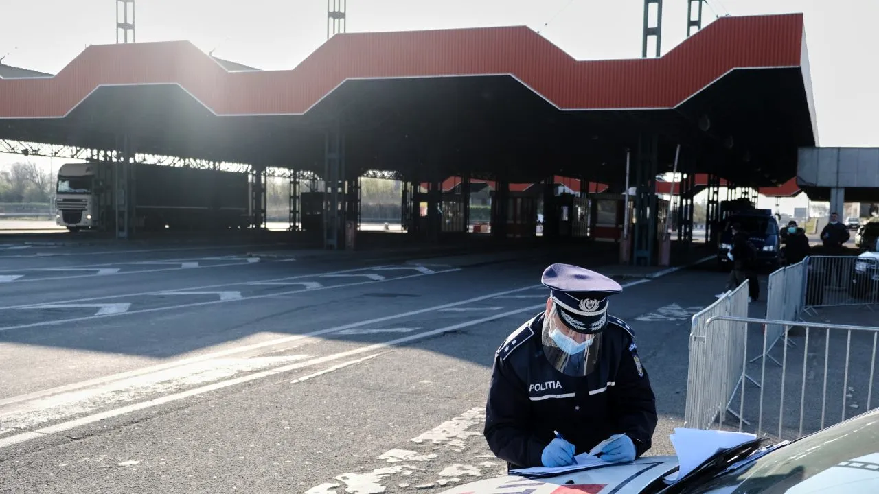 Polițiști de frontieră, reținuți pentru luare de mită. Ei ar fi primit bani de la șoferii de TIR pentru a le reduce timpii de așteptare la vamă