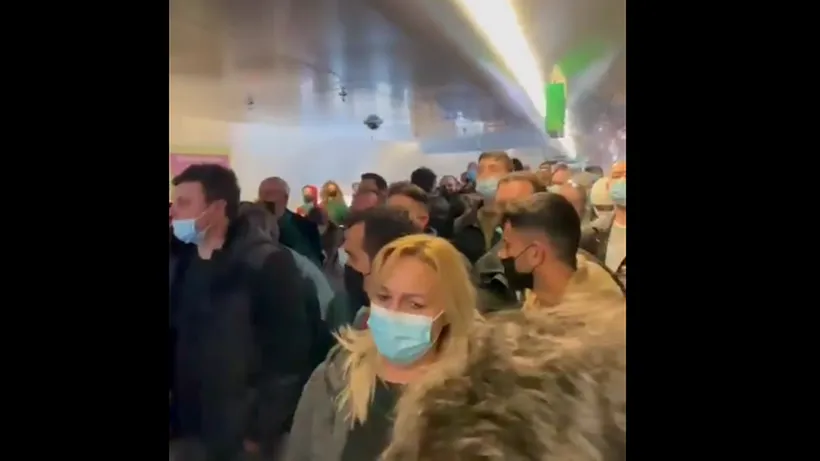 VIDEO | Haos pe „Otopeni”, unde sute de persoane stau la coadă la terminalul Sosiri din cauza formalităților Covid -19