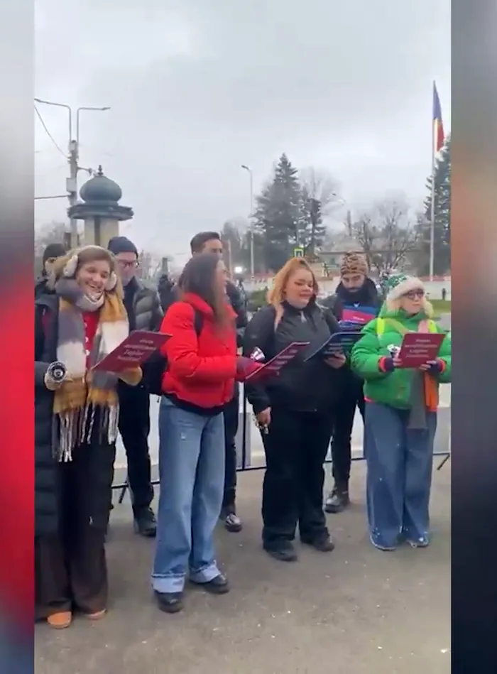 Au venit colindătorii #rezist cu un cântec special pentru Nicușor Dan