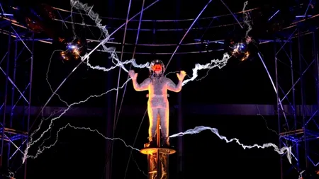 FOTO și VIDEO LIVE. Cascadoria EXTREMĂ a lui David Blaine. Trei zile în centrul unei 