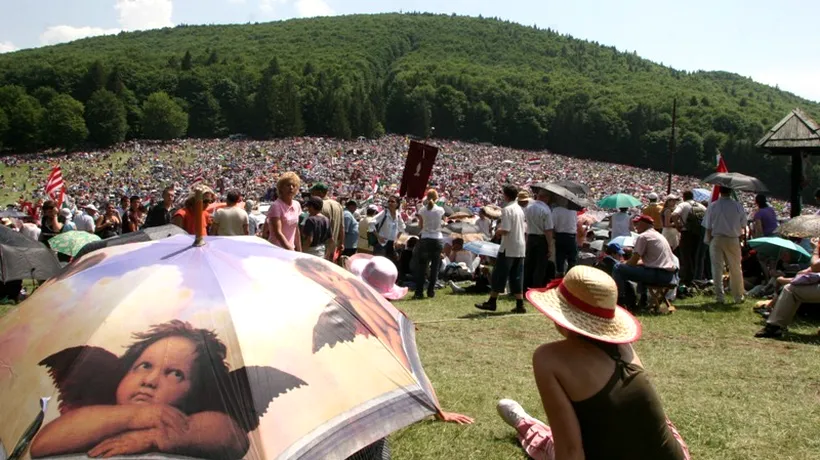 RUSALII 2012. Aproximativ 15.000 de credincioși au ajuns deja pe muntele Șumuleu Mic. Alte 40.000 de persoane urcă spre locul de pelerinaj