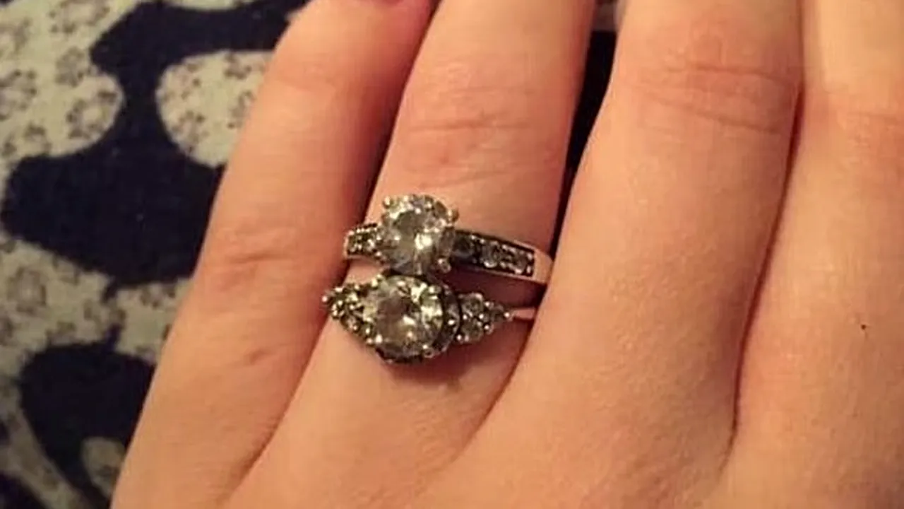 Viitoare mireasă, batjocorită online pentru că poartă două inele de logodnă: Măcar dacă ar fi fost decente