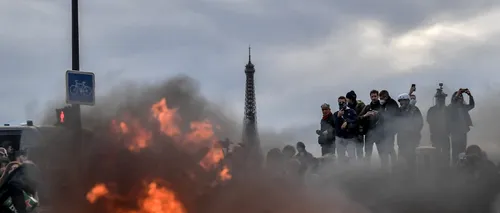 FOTO-VIDEO | Franța e în FLĂCĂRI. Proteste violente, după ce Macron a forțat adoptarea legii privind creșterea vârstei de pensionare